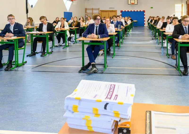 Jakie przedmioty warto zabrać na maturę? Kluczowe informacje dla każdego maturzysty