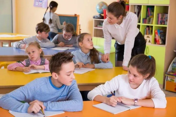 Umiejętności i kwalifikacje pomocy nauczyciela